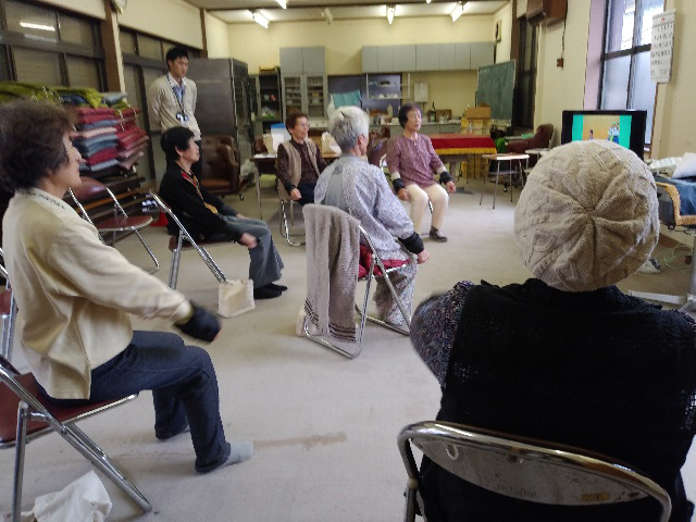 百歳体操：それぞれの体力に合わせて重りを加減