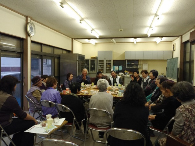 身延町古関地区の百歳体操グループとの交流会（11月実施：手作りのおやつで歓迎！）