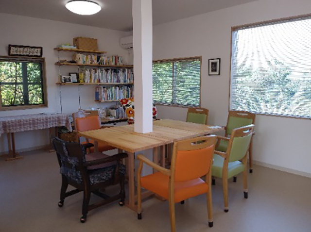 お喋り空間、おとなも楽しめる絵本を100冊用意し、自由に手にしていただいている