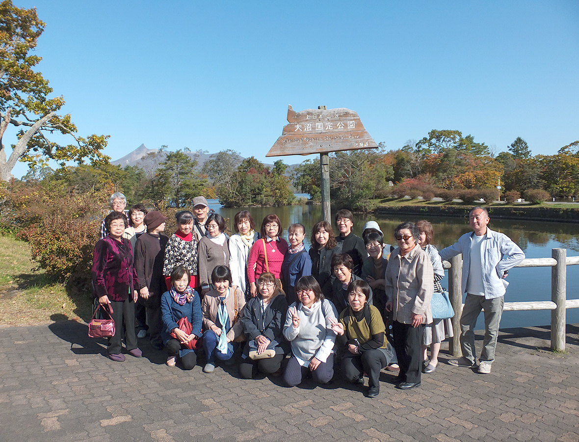 2018年10月の「日帰りバス旅行」にて、函館に行く途中に寄った大沼国定公園で撮影した記念集合写真